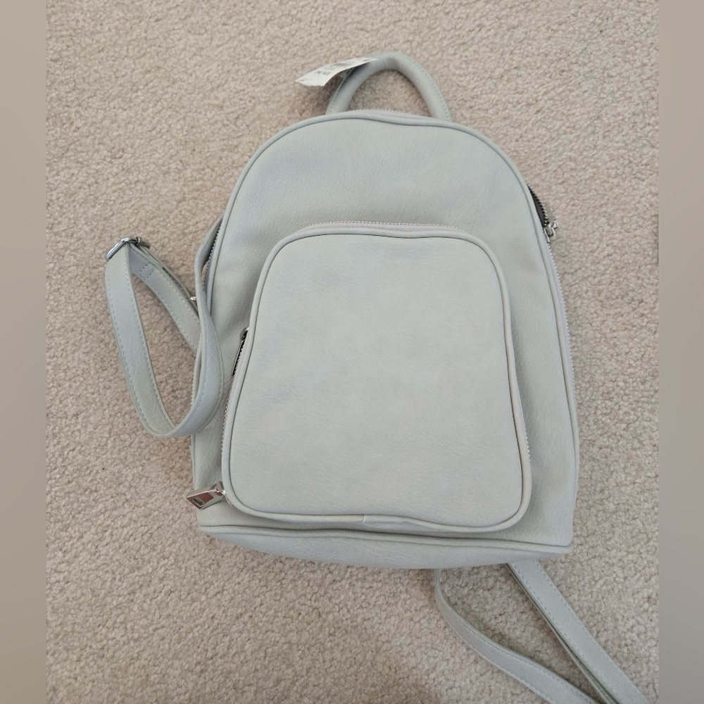 Go anywhere with this cute purse backpack!! TAGS STILL ON🎉 never used!